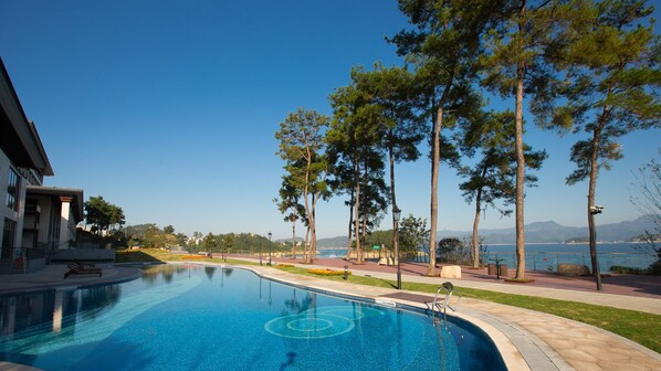 Alberca techada y alberca al aire libre