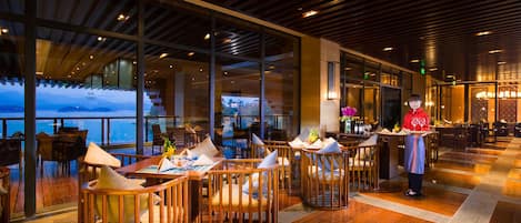 2 restaurants servant le petit déjeuner, spécialités Cuisine chinoise