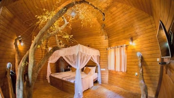 Deluxe Tree House | Living area | Flat-screen TV