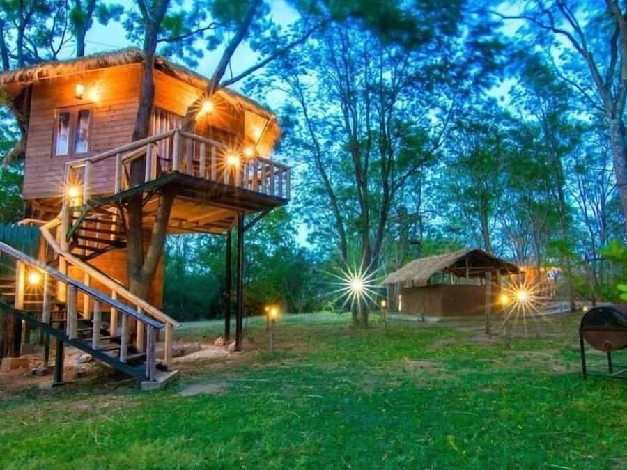 Bagian depan properti - sore/malam