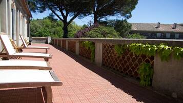 Suite, privat bad | Utsikt fra balkong