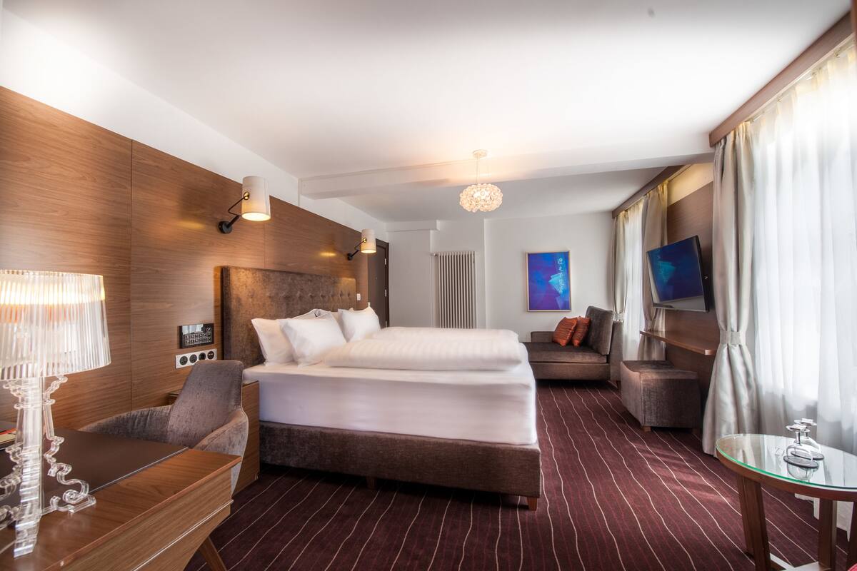 Habitación doble Premium, balcón, vista a la montaña | Ropa de cama de alta calidad y caja de seguridad en la habitación