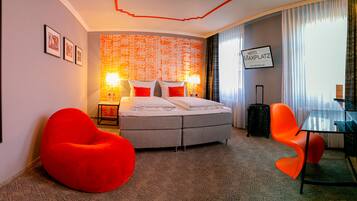 Standard-Doppelzimmer | Hochwertige Bettwaren, Zimmersafe, individuell dekoriert, Schreibtisch