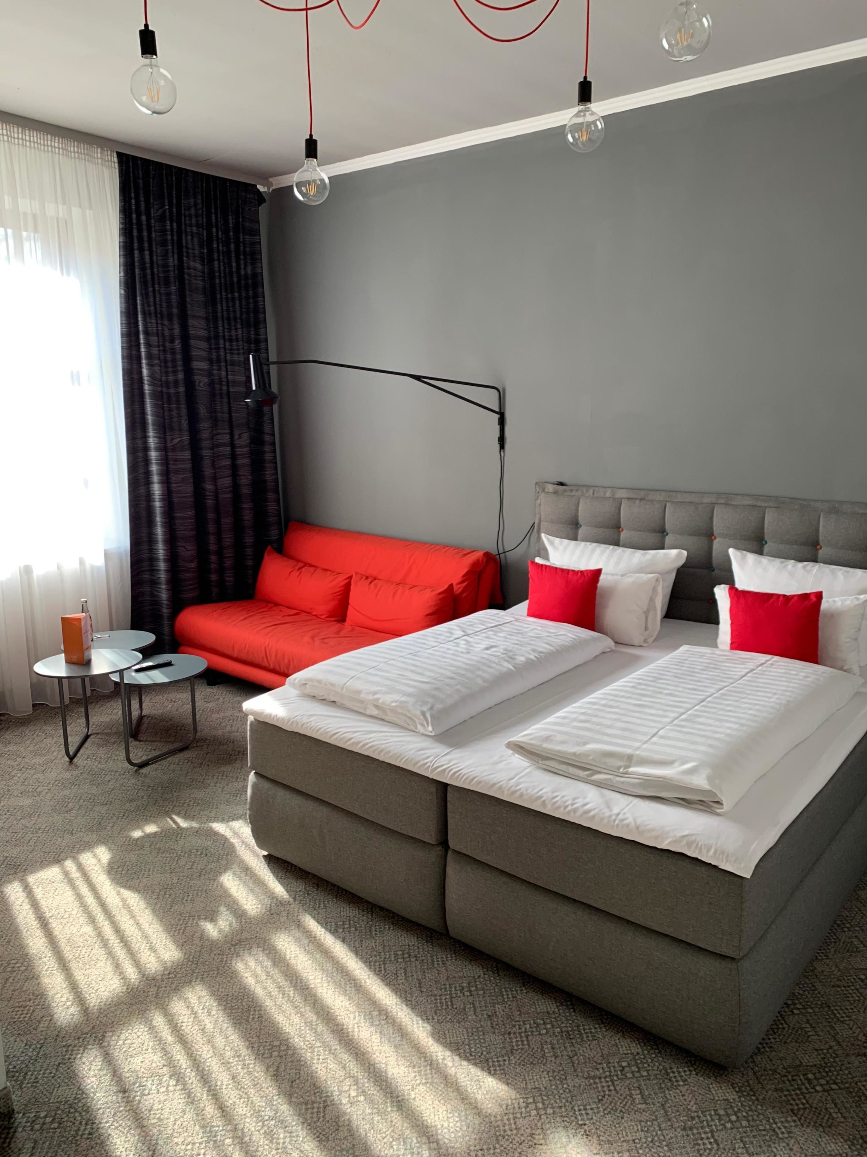 Hochwertige Bettwaren, Zimmersafe, individuell dekoriert, Schreibtisch