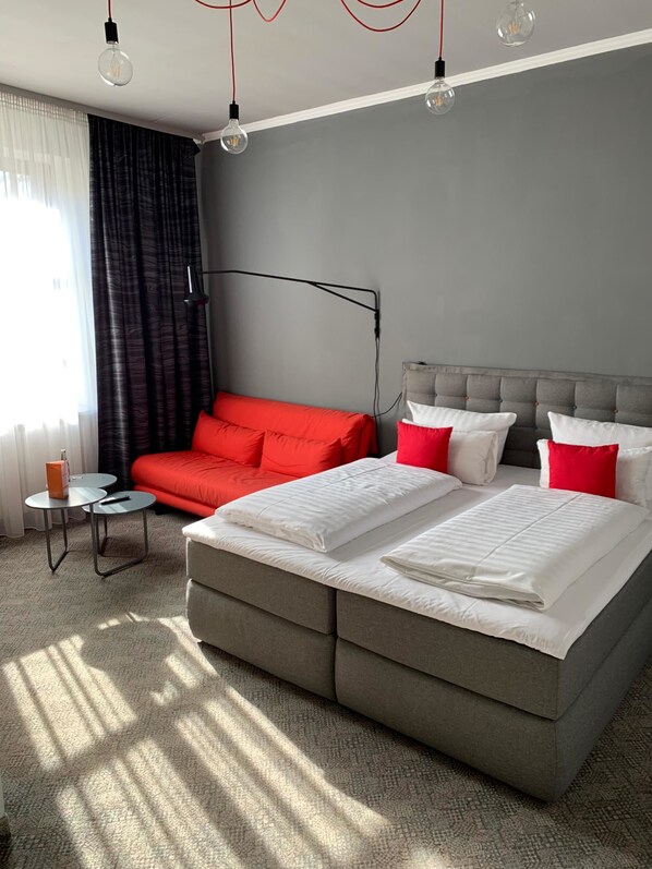 Premium bedding, in-room safe, individually decorated, desk - Hotel Maxplatz (Hof)