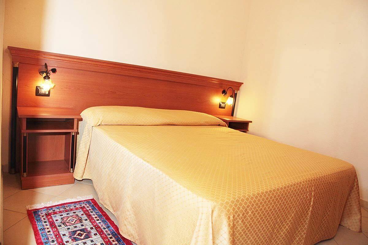 Coffres-forts dans les chambres, bureau, draps fournis