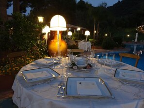 Outdoor dining - Hotel Porto Pirgos (Parghelia)