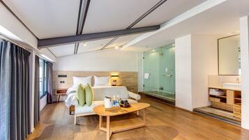 Habitación doble Elite | Ropa de cama de alta calidad, escritorio y cortinas blackout