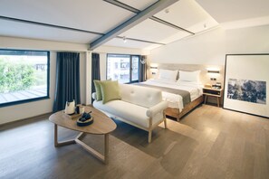 Ropa de cama de alta calidad, escritorio y cortinas blackout