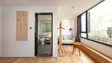 Traveller Suite | Living area | TV