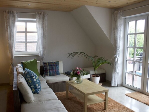 Premium bedding, in-room safe, free WiFi