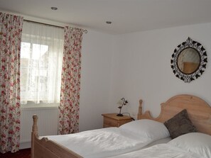 Premium bedding, in-room safe, free WiFi
