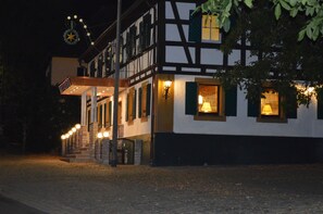 Façade de l’hébergement - soirée/nuit