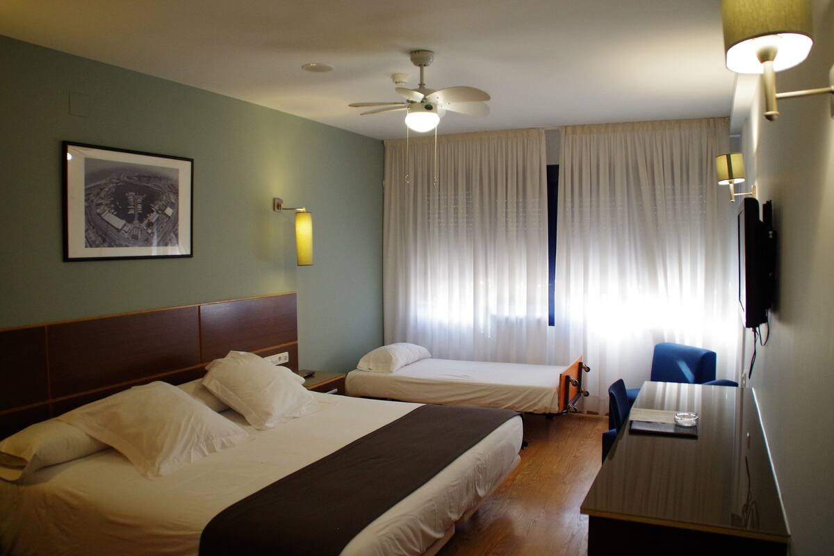 Family Room (2 adults + 2 children)
