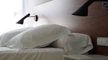 Habitació doble per a ús individual | Caixa forta a l'habitació, escriptori i cortines opaques