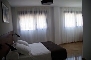 Quarto família (2 adults + 2 children) | Cofres nos quartos, escrivaninha, cortinas blackout, berços grátis
