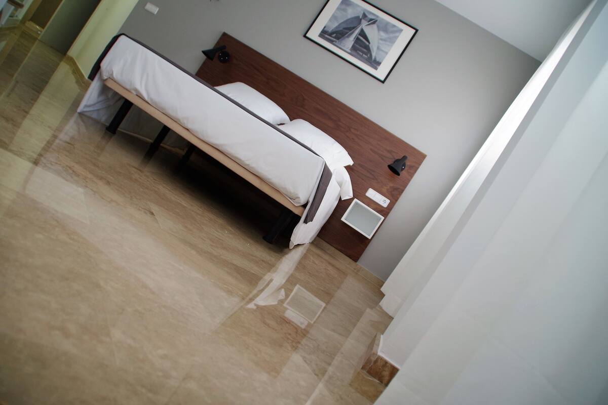 Kamer, 1 twee- of 2 eenpersoonsbedden | Een kluis op de kamer, een bureau, verduisterende gordijnen