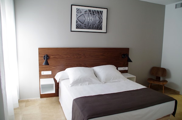 Habitación doble de uso individual | Caja fuerte, escritorio, cortinas opacas y cunas gratuitas