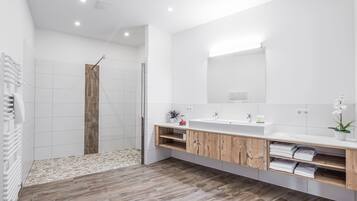 Appartamento (Mountain Panorama) | Bagno | Doccia, asciugacapelli, asciugamani