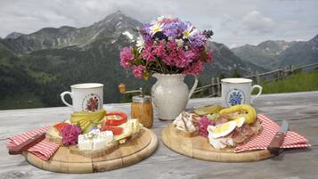 Lounas ja illallinen, paikallinen keittiö