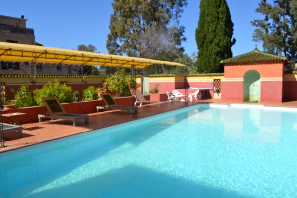 Piscine extérieure (ouverte en saison), chaises longues