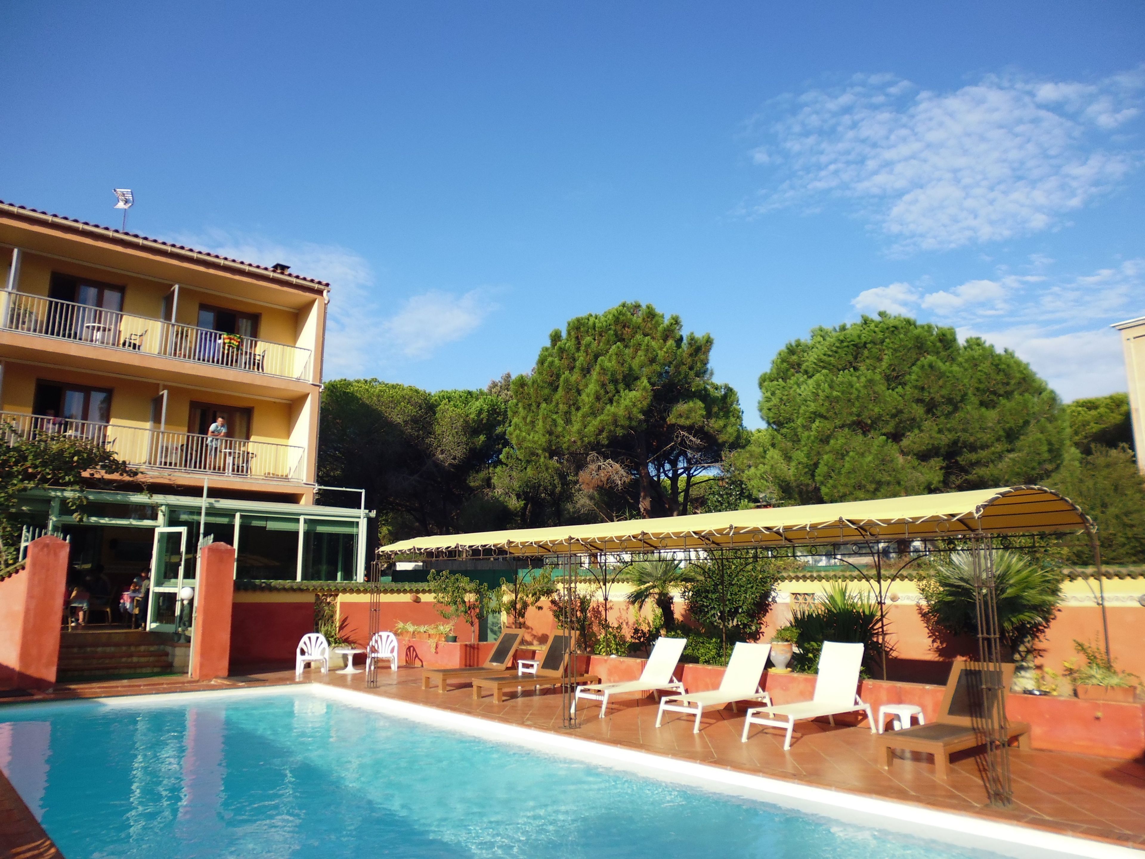 seasonal outdoor pool, pool loungers