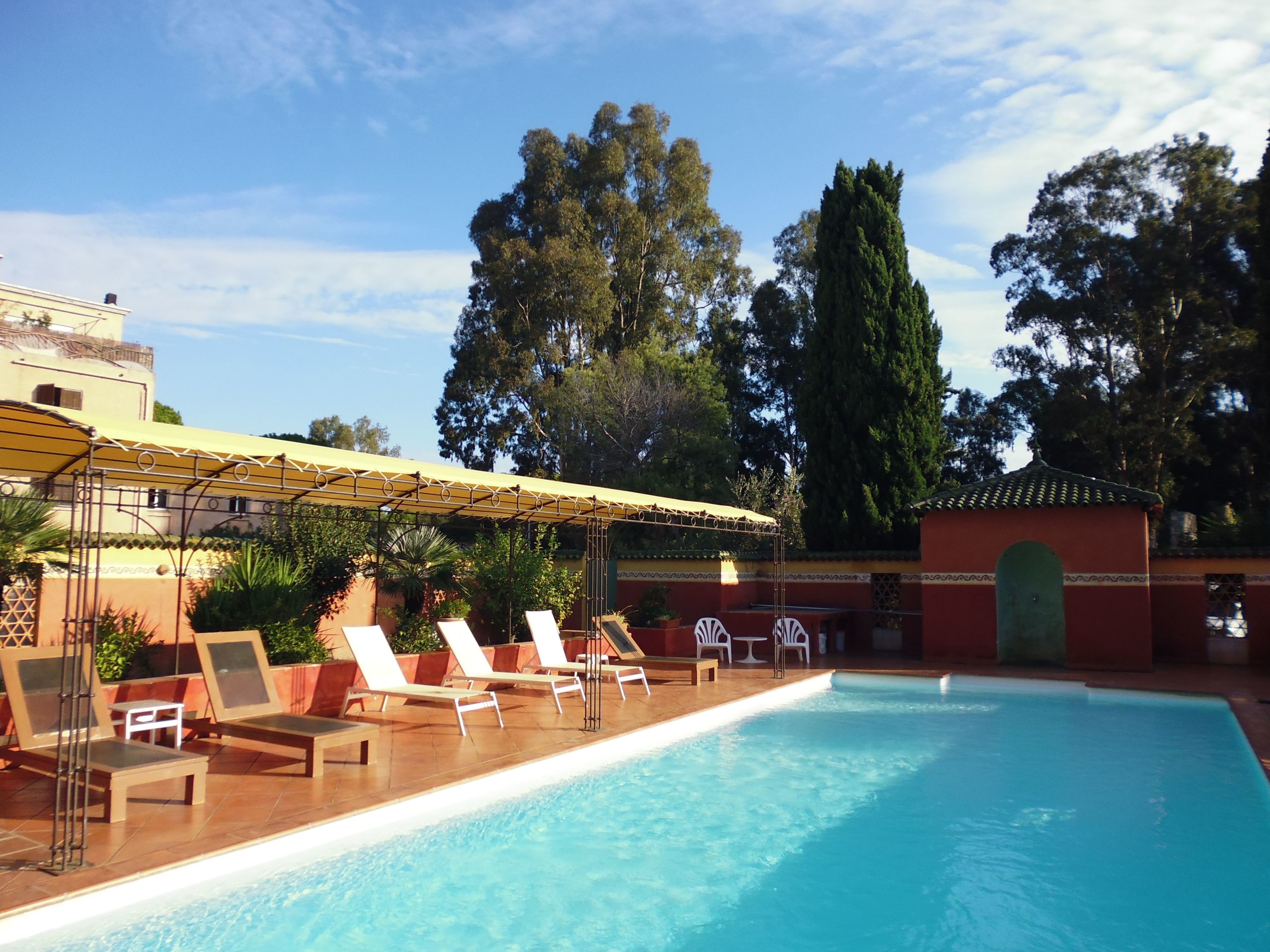 seasonal outdoor pool, pool loungers