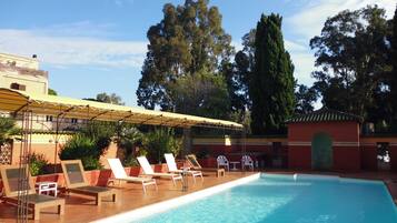 Piscine extérieure (ouverte en saison), chaises longues