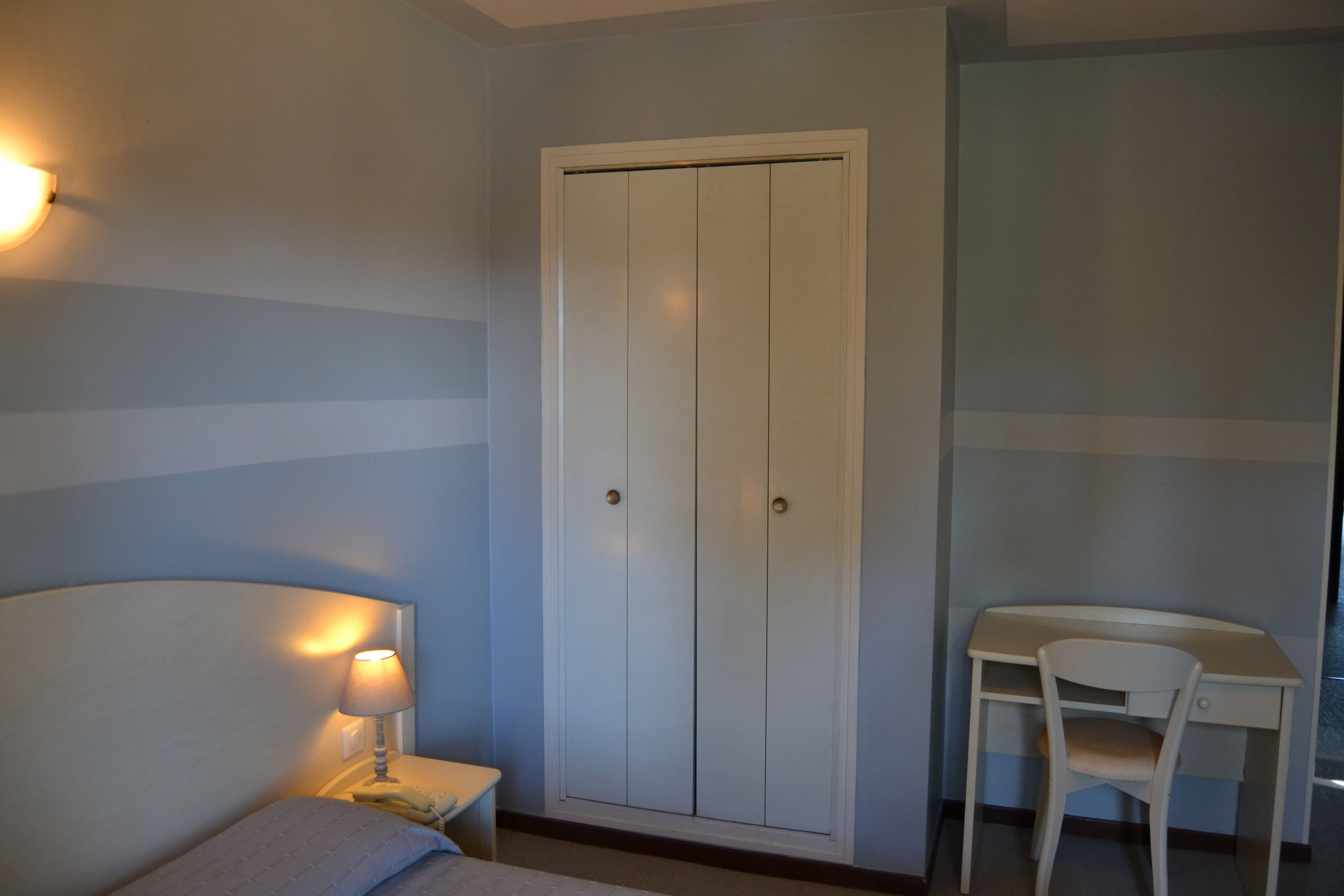 desk, soundproofing, cots/infant beds, free wifi