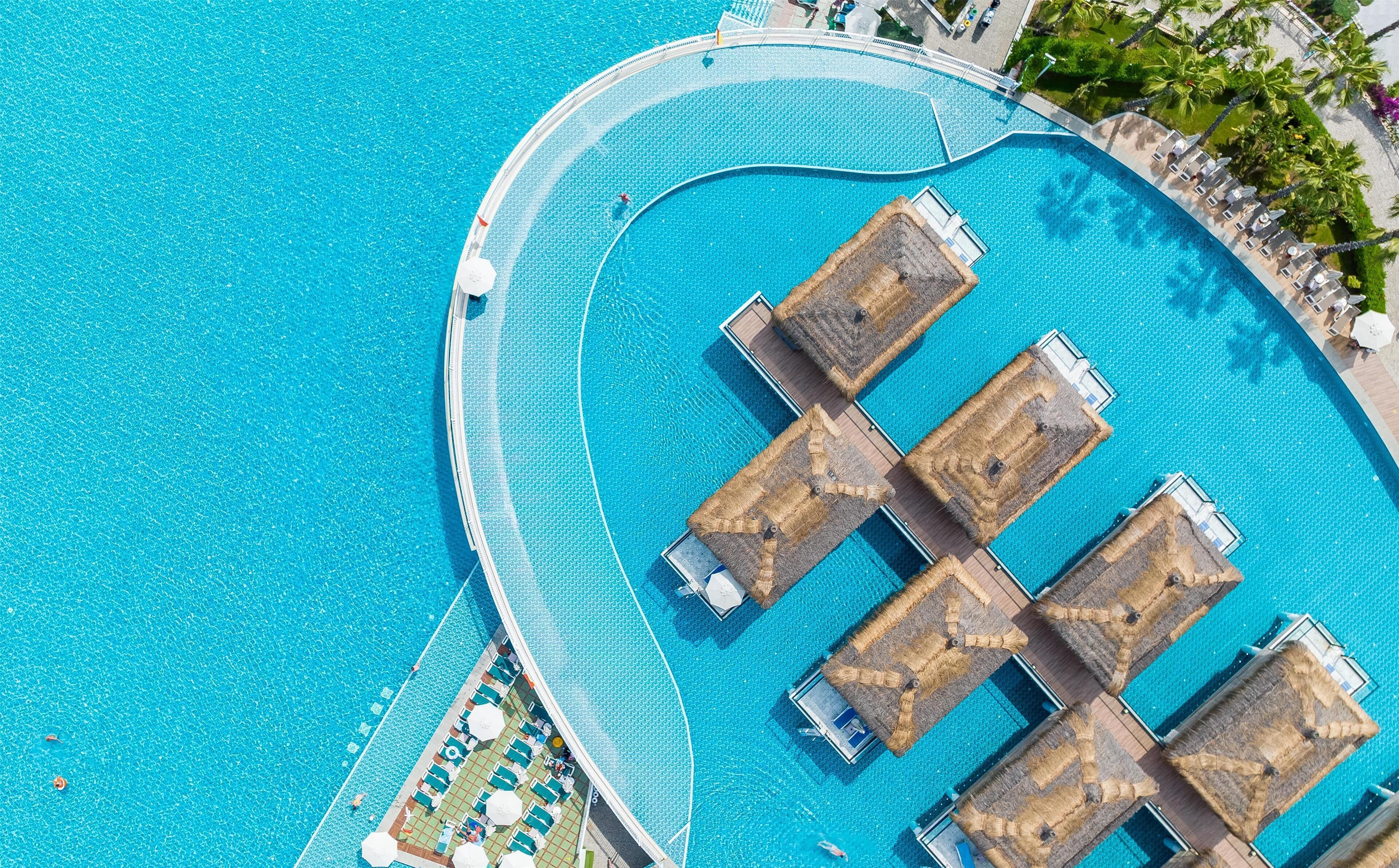 2 piscines couvertes, 10 piscines extérieures, cabanons gratuits