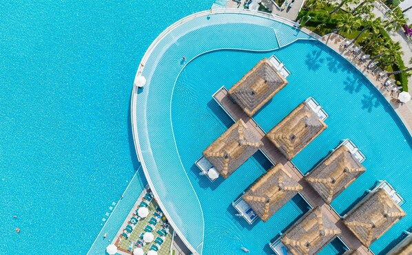 2 piscinas techadas, 10 piscinas al aire libre, camas de piscina gratis