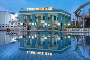 2 piscines couvertes, 10 piscines extérieures, cabanons gratuits