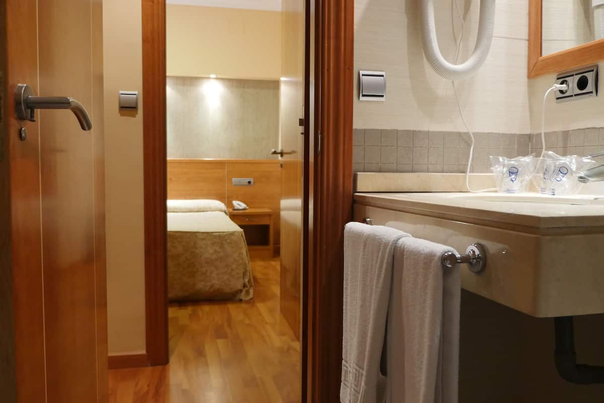 classic quadruple room, 2 bedrooms, private bathroom | bathroom | free toiletries, hair dryer, bidet, towels