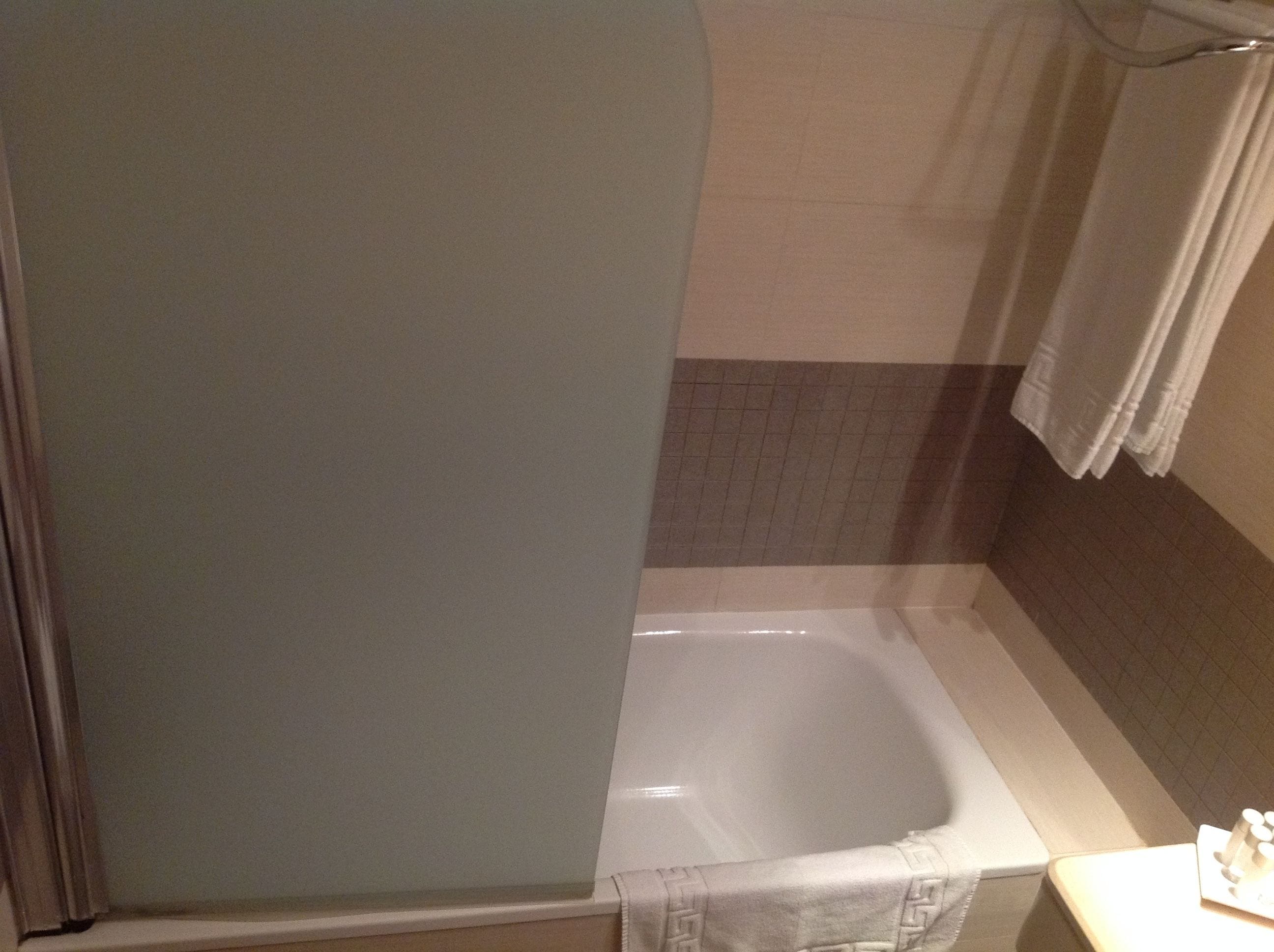 triple room | bathroom | free toiletries, hair dryer, bidet, towels