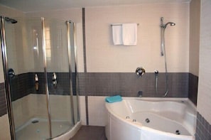 Suite | Bathroom | Free toiletries, hair dryer, bidet, towels - Hotel Rusadir (Melilla)