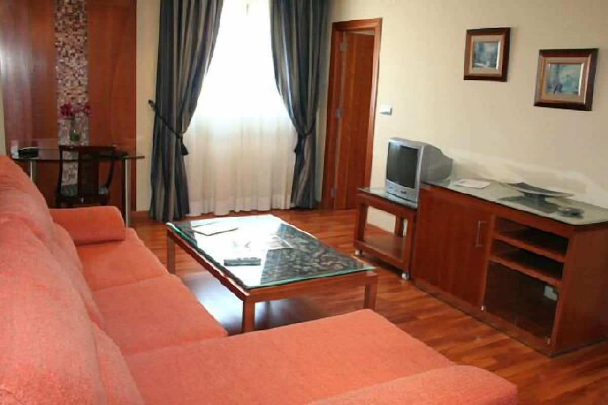 suite | minibar, in-room safe, desk, blackout curtains