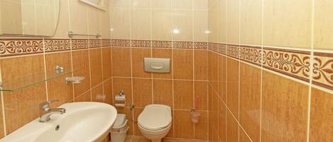 Jetted tub, free toiletries, hair dryer, towels