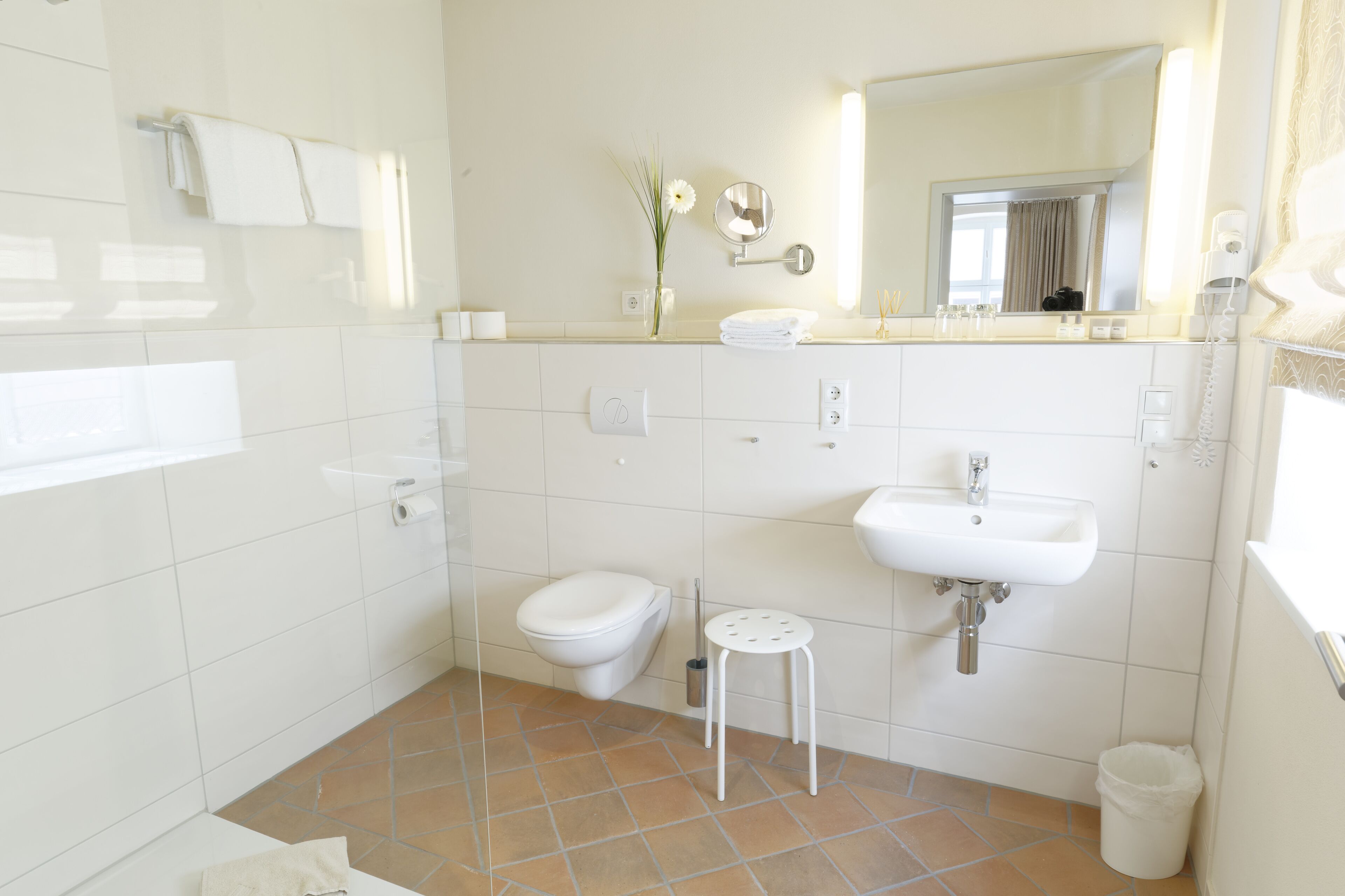 Deluxe-Doppelzimmer (guest house) | Badezimmer | Dusche, Haartrockner, Handtücher, Seife