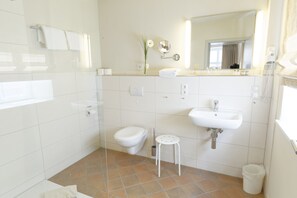Chambre Double Deluxe (guest house) | Salle de bain | Douche, sèche-cheveux, serviettes fournies, savon