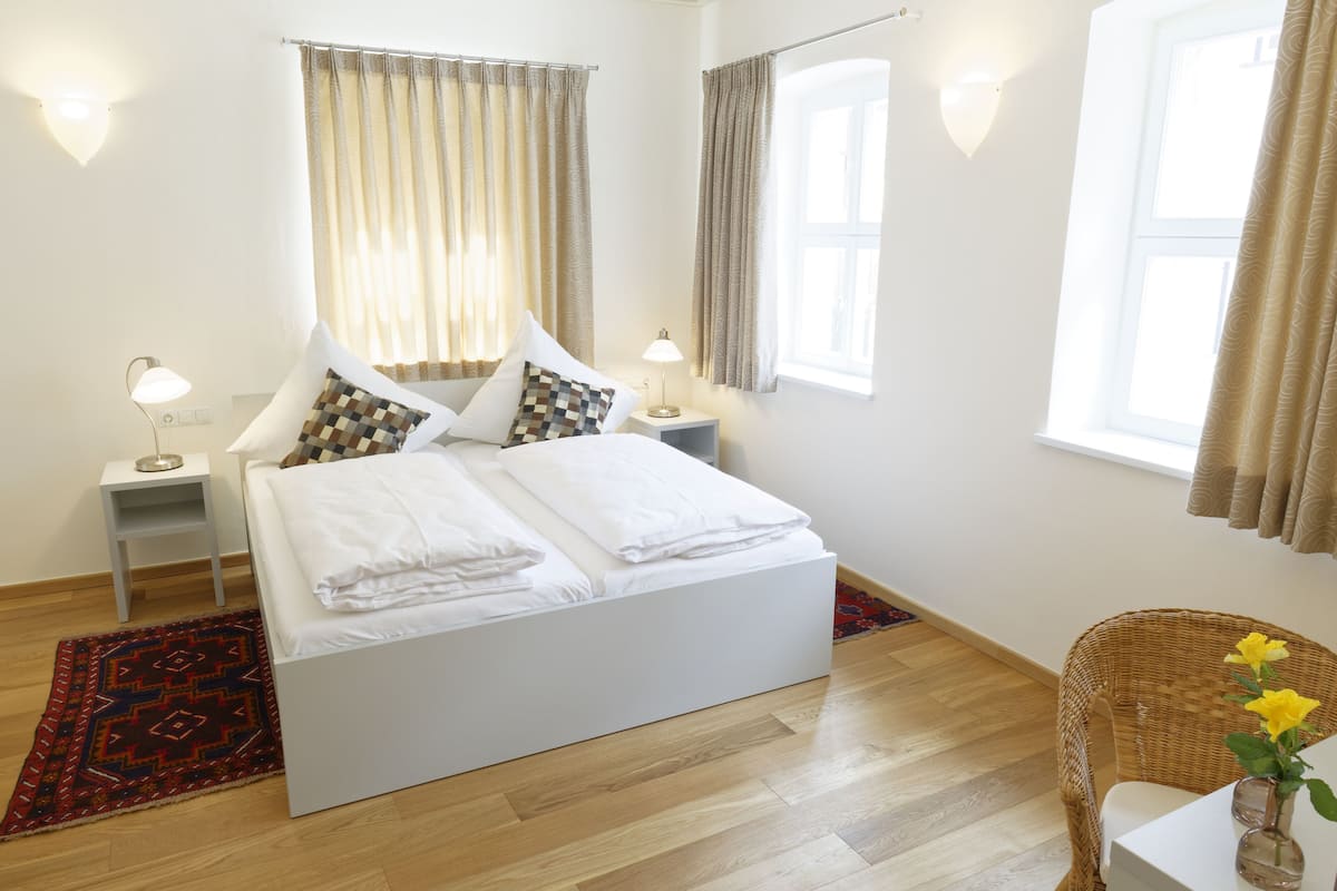 Phòng đôi Deluxe (guest house) | Bàn, truy cập Internet không dây miễn phí, bộ trải giường 