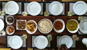 Se sirven desayunos, comidas, cenas y cocina local e internacional 