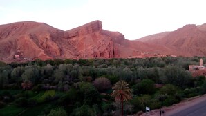 A mountainous landscape with a village nestled in the valley. - Maison d'Hôtes La Vallée des Figues (Ait Sedrate Jbel El Soufla)