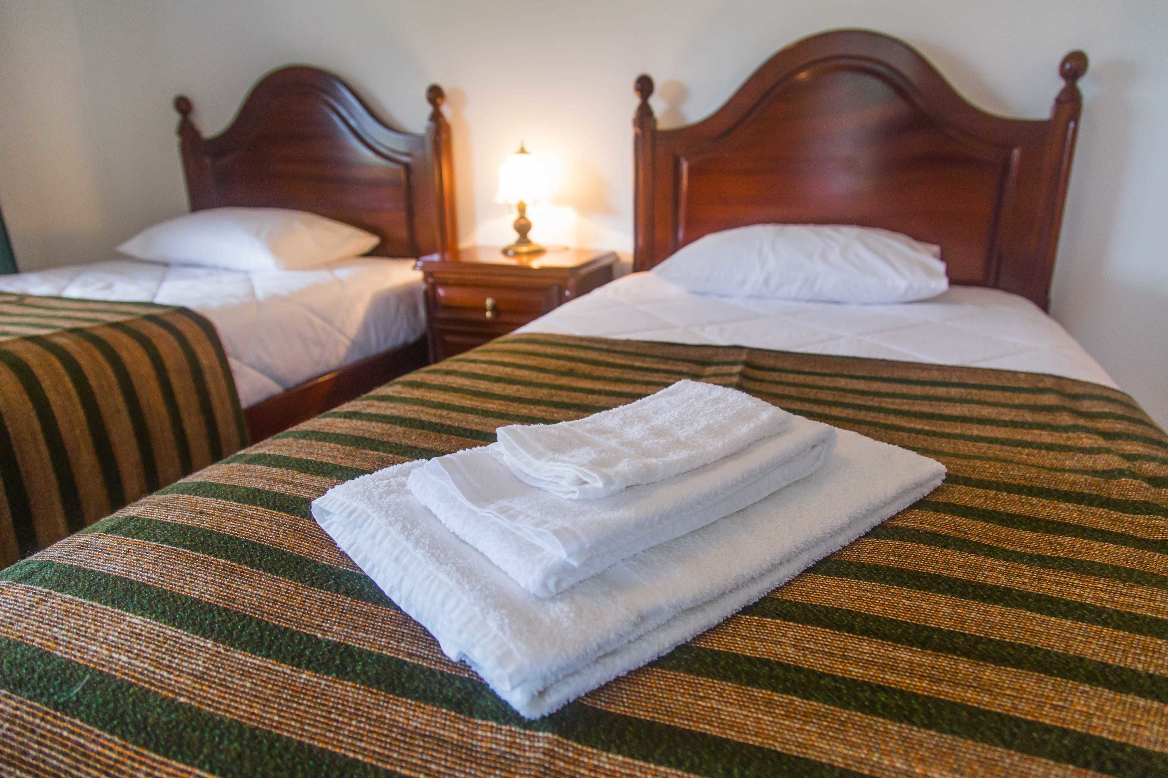 4 Schlafzimmer, Schreibtisch, Bügeleisen/Bügelbrett, Babybetten