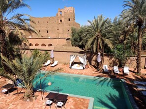 Outdoor pool, pool umbrellas, sun loungers - Dar Qamar (Agdz)
