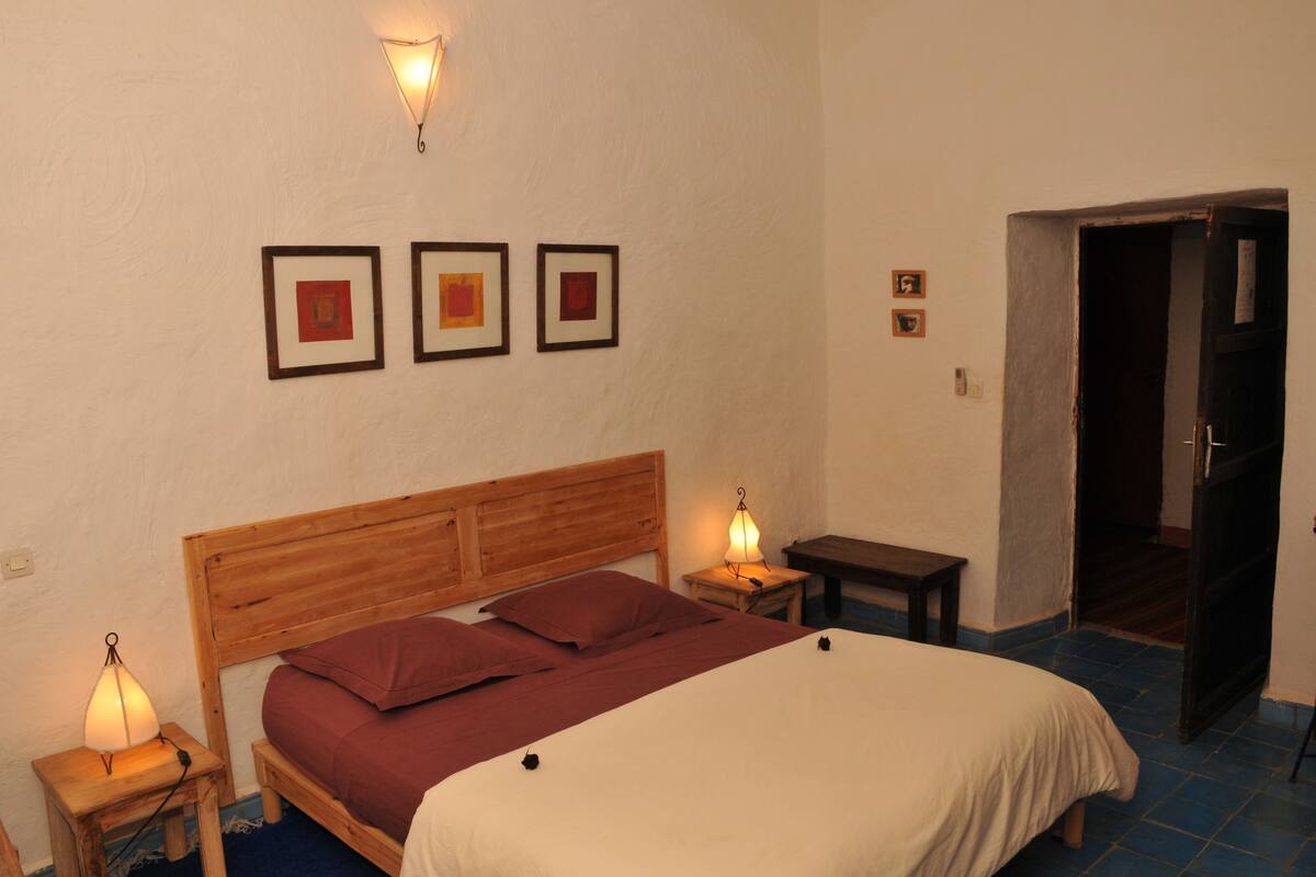 أغطية فراش متميزة وخزنة داخل الغرفة ومكتب وتجهيزات عازلة للصوت