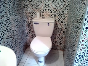 Kostenlose Toilettenartikel, Haartrockner, Handtücher