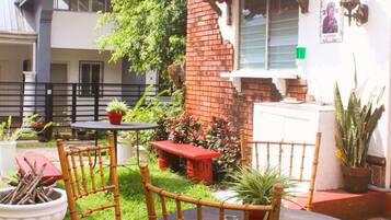 Serviço de café da manhã, local e internacional, vistas para o jardim