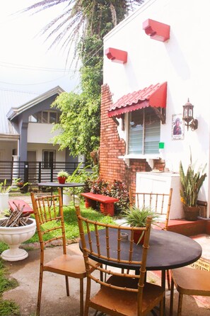 Se sirven desayunos, almuerzos y cenas (con vistas al jardín)