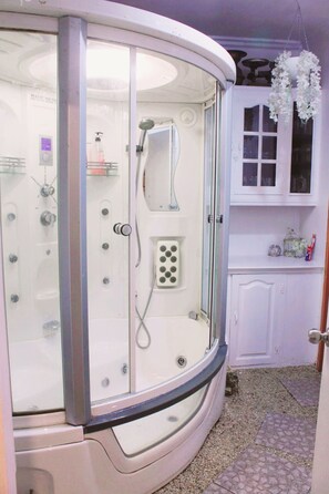 Suite superior | Baño | Ducha, artículos de higiene personal gratuitos y toallas