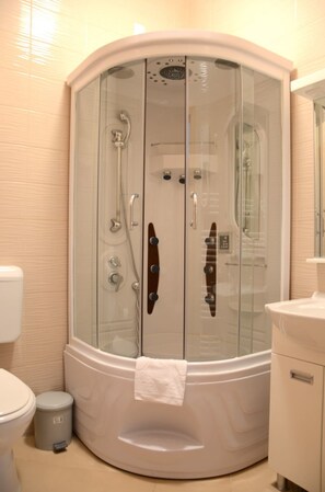 Shower, free toiletries, hair dryer - Hotel Kupres (Kupres)
